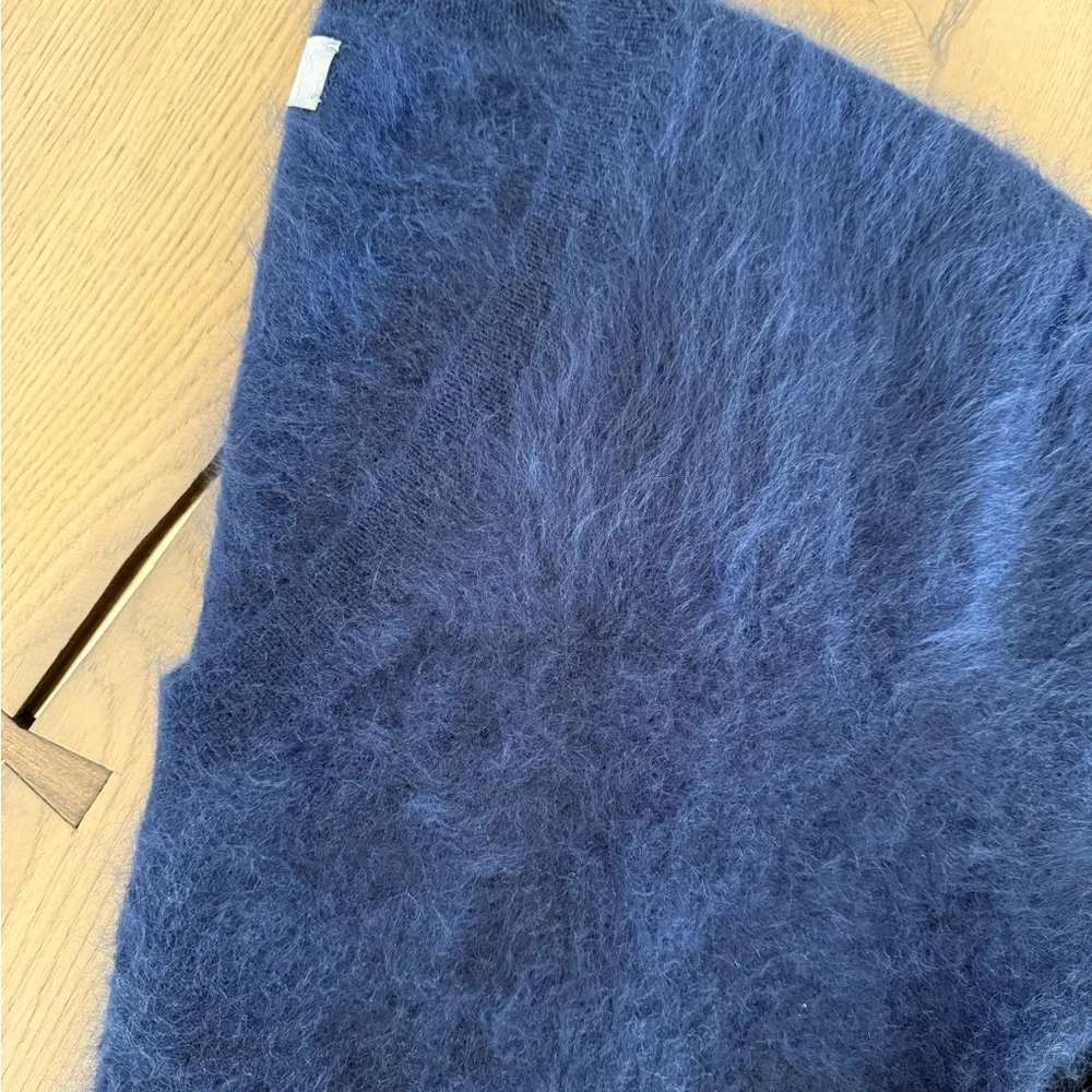 J.Crew women’s blue cashmere v-neck 💙 size Small - Picture 4 of 4